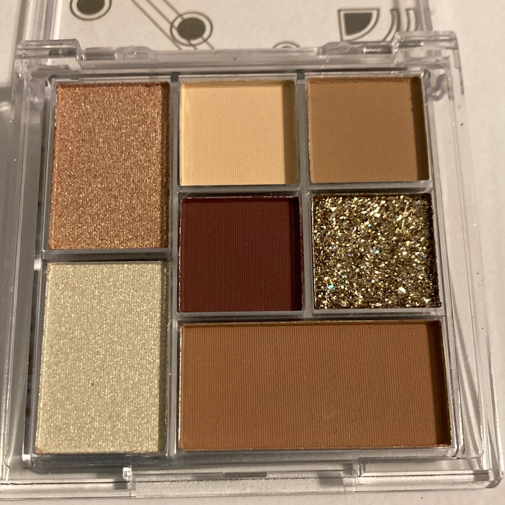 Gold and Cream Eyeshadow Palette with Shimmer and Matte Finishes